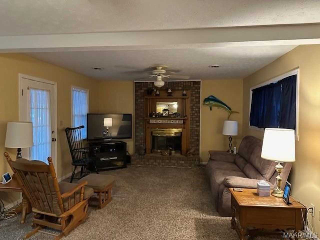817 Dumont Dr - Photo 2 of 20