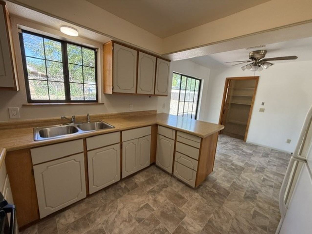 920 S 6th St - Photo 6 of 20