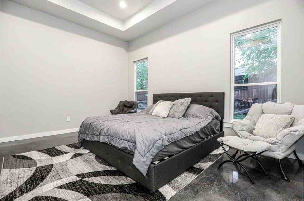 801 N Main St - Photo 6 of 15