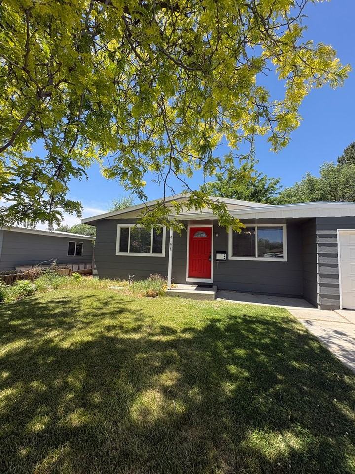 2109 S Illinois Ave - Photo 2 of 22