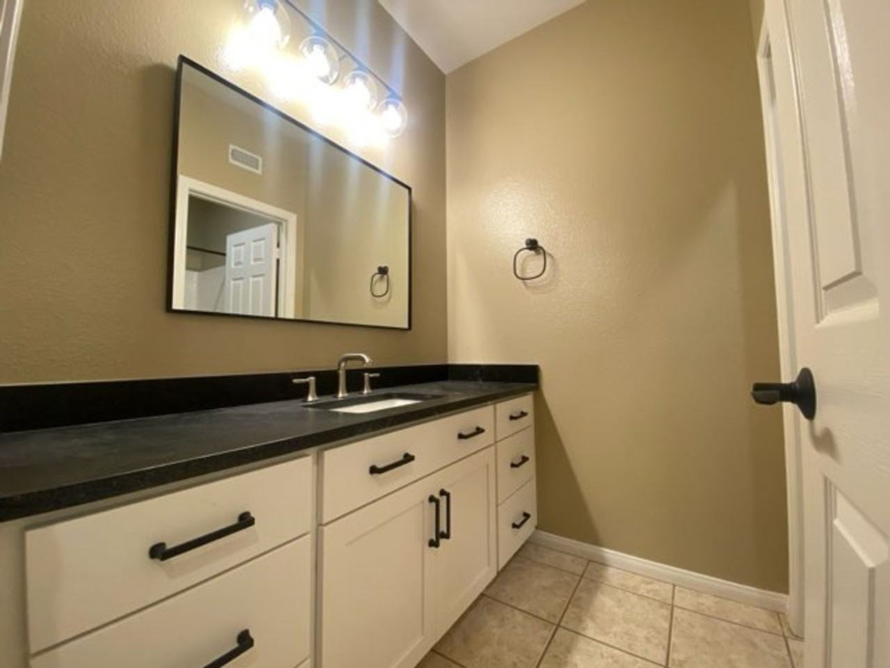 409 Lexington Cir - Photo 7 of 20