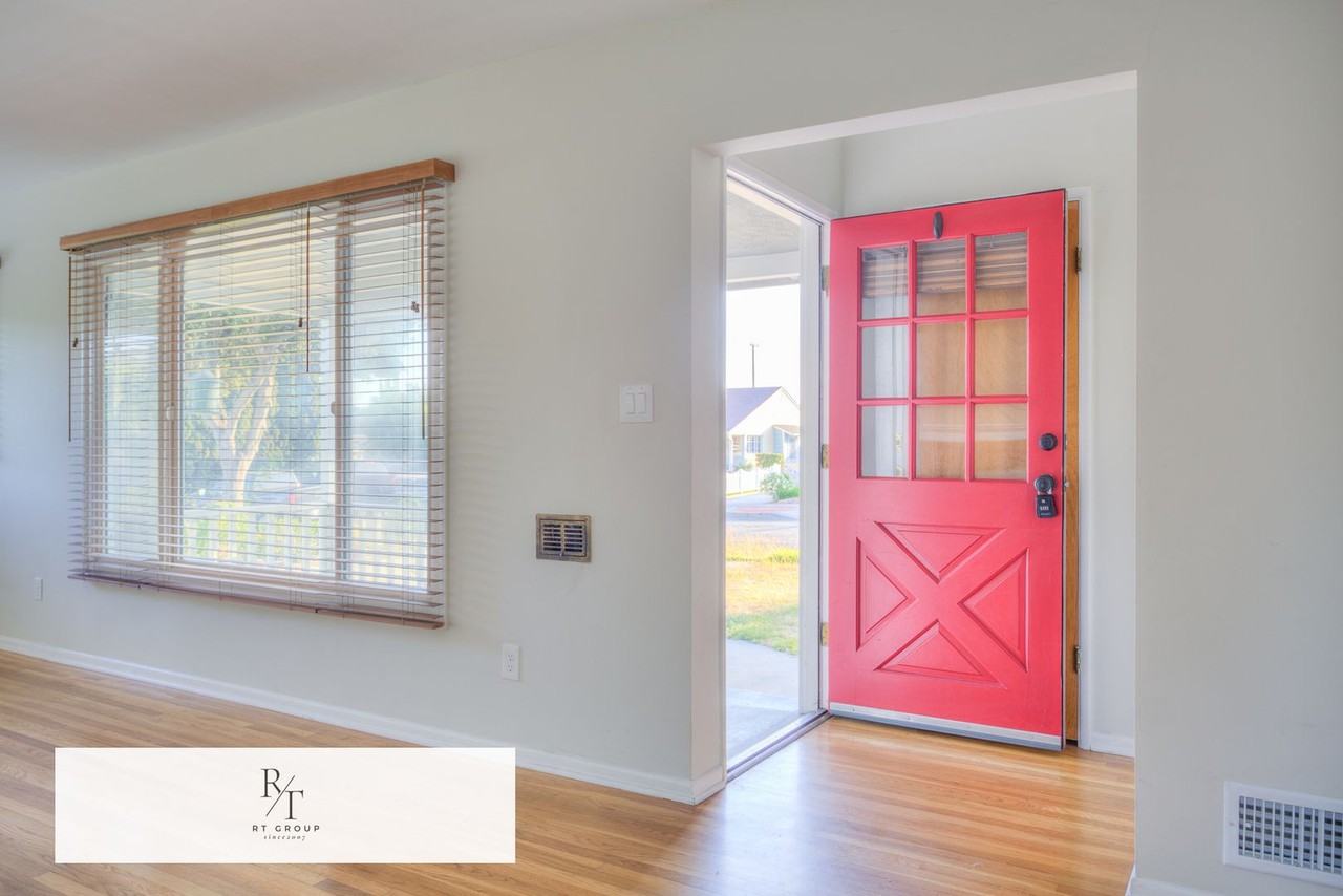 1112 Riedel Ave - Photo 4 of 33