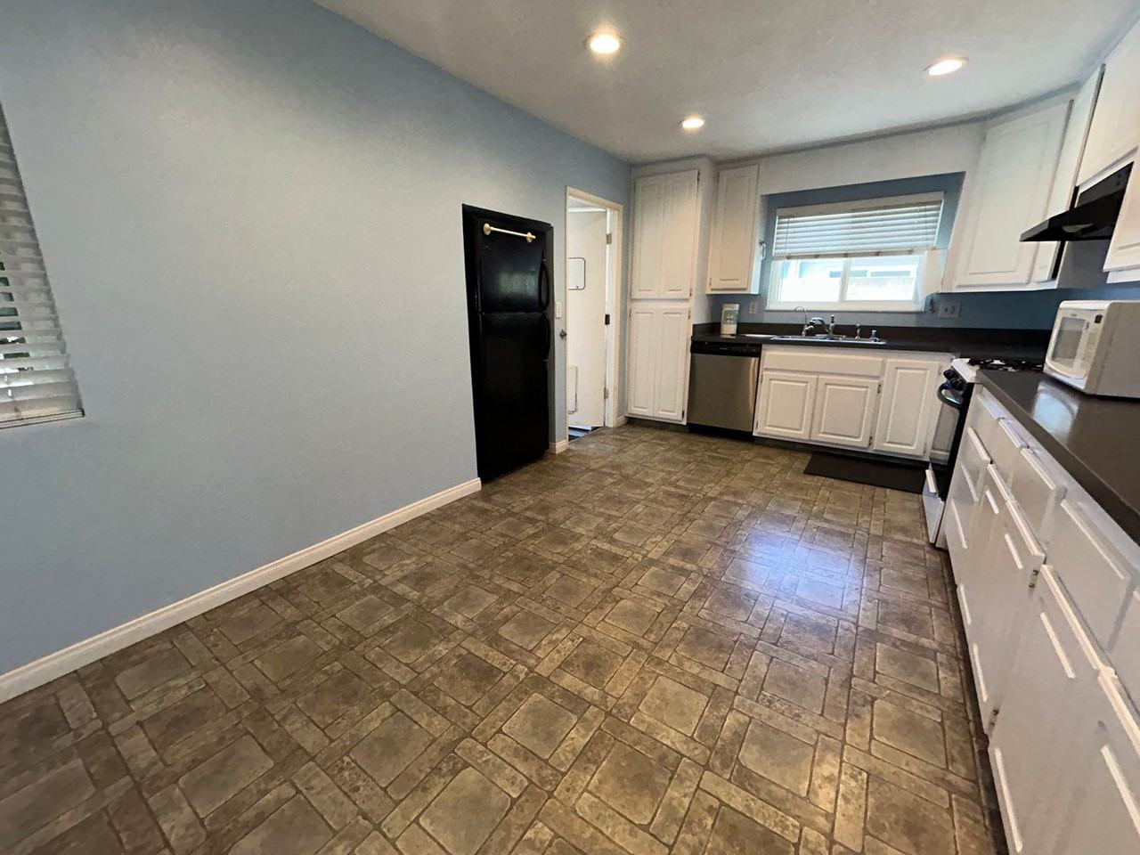 5572 Nevada Dr - Photo 3 of 22