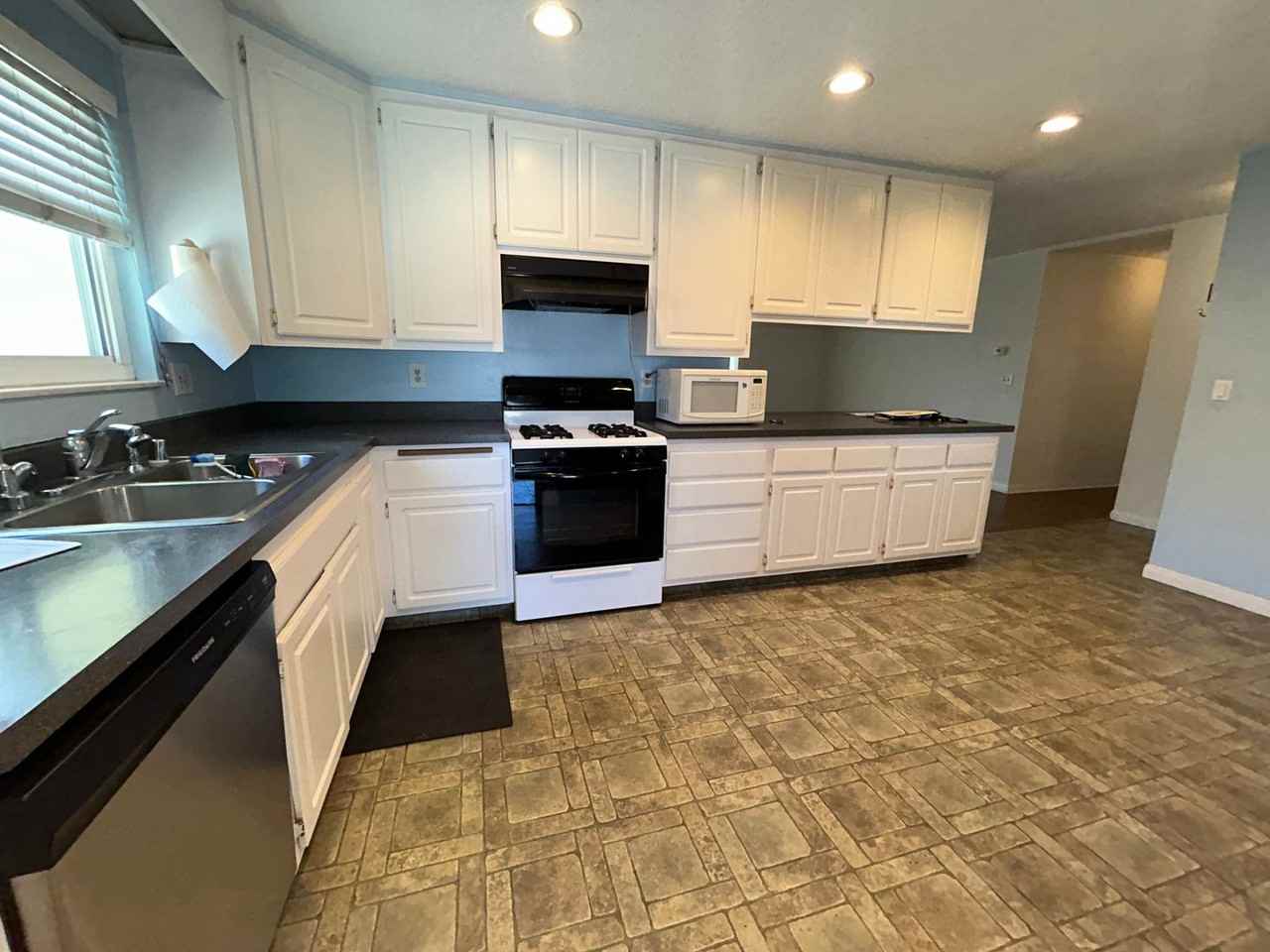 5572 Nevada Dr - Photo 4 of 22