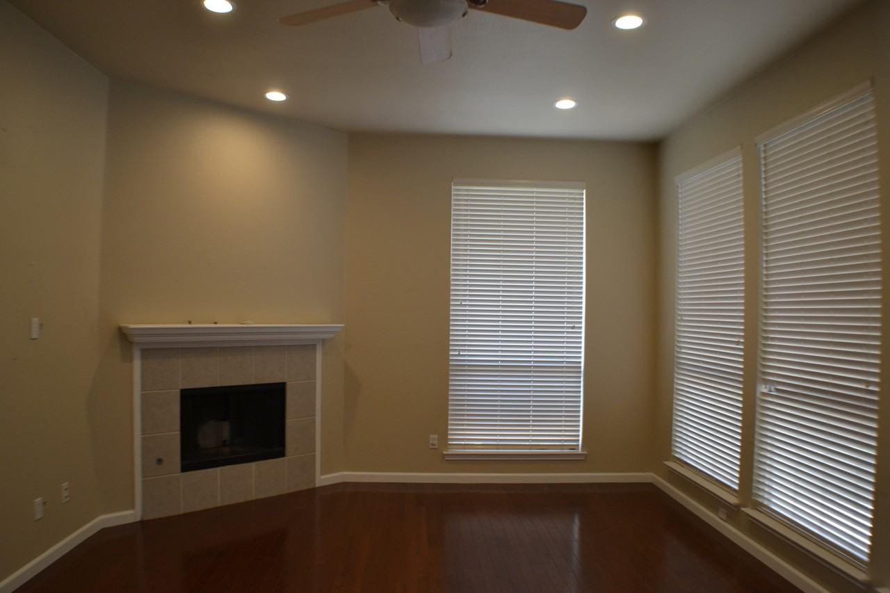 1013 Clear Creek Dr - Photo 3 of 14