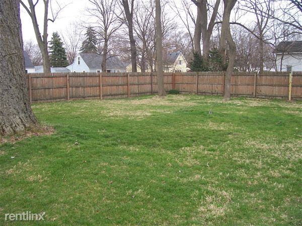 1321 Locust St - Photo 3 of 10