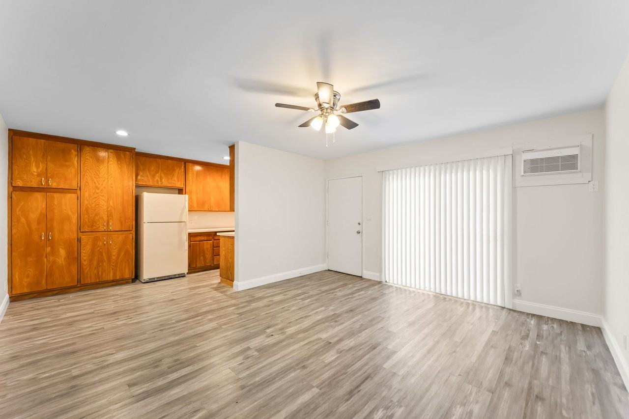 14525 Albers St - Photo 6 of 16