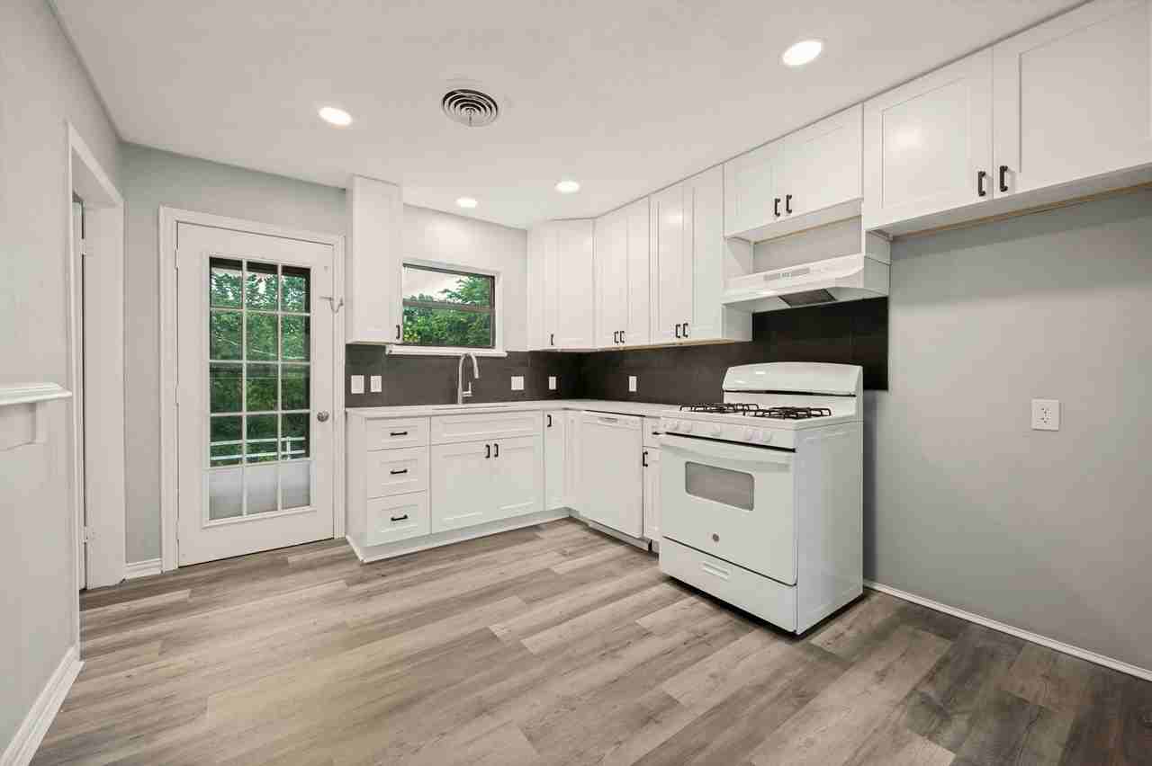315 E 15th St - Photo 5 of 13