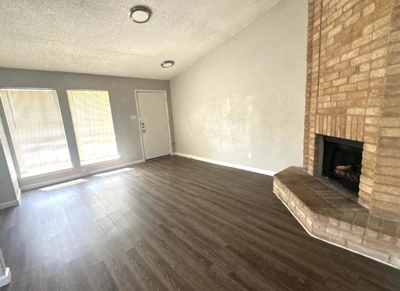 11217 Pender Ln - Photo 3 of 13