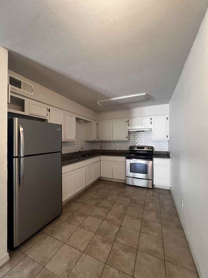 14409 Pine St #1 - Photo 3 of 6