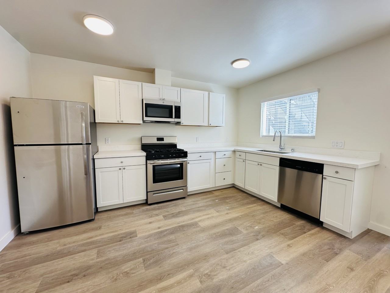 111 North La Cumbre Road - Photo 4 of 6