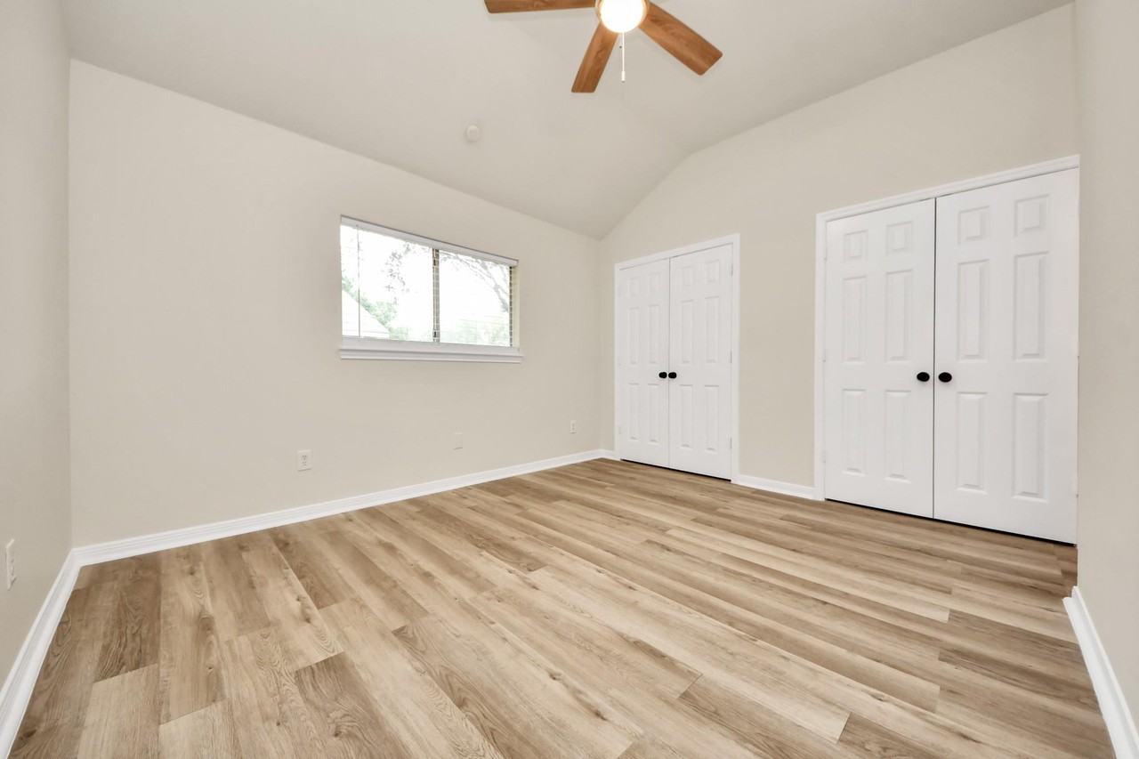 8447 Lake Crystal Dr - Photo 3 of 17