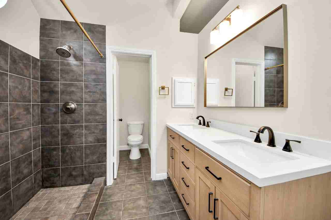 8447 Lake Crystal Dr - Photo 5 of 17
