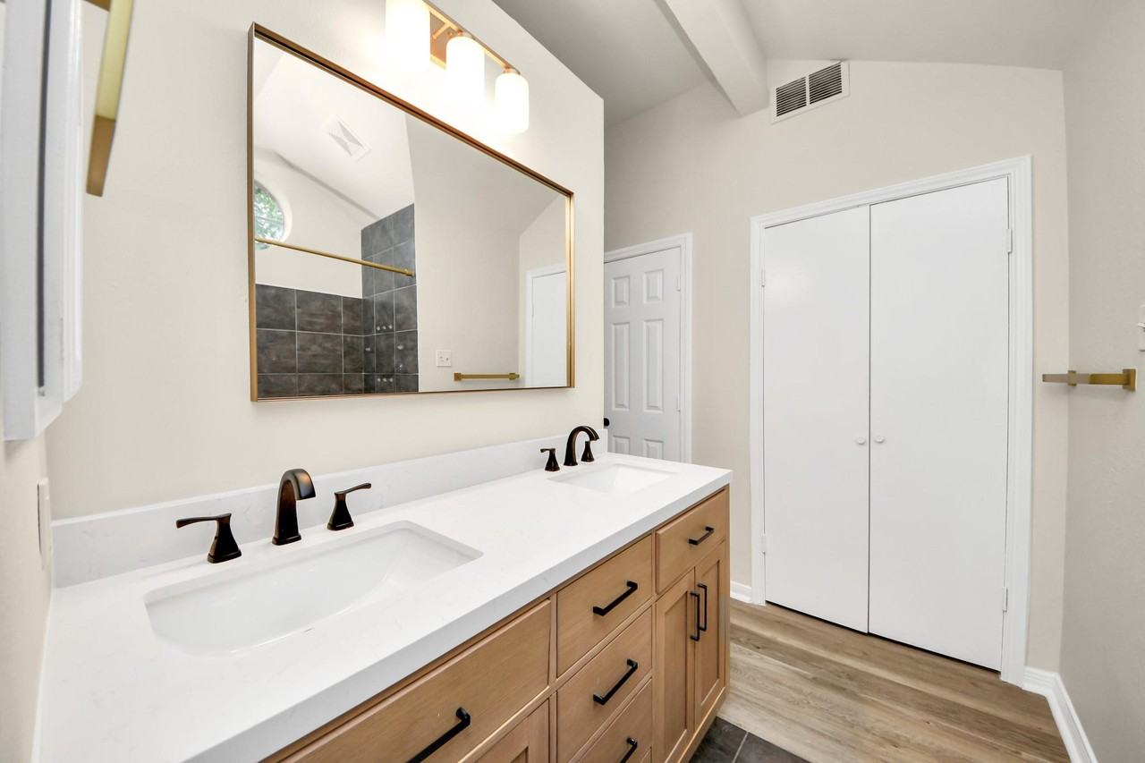 8447 Lake Crystal Dr - Photo 6 of 17