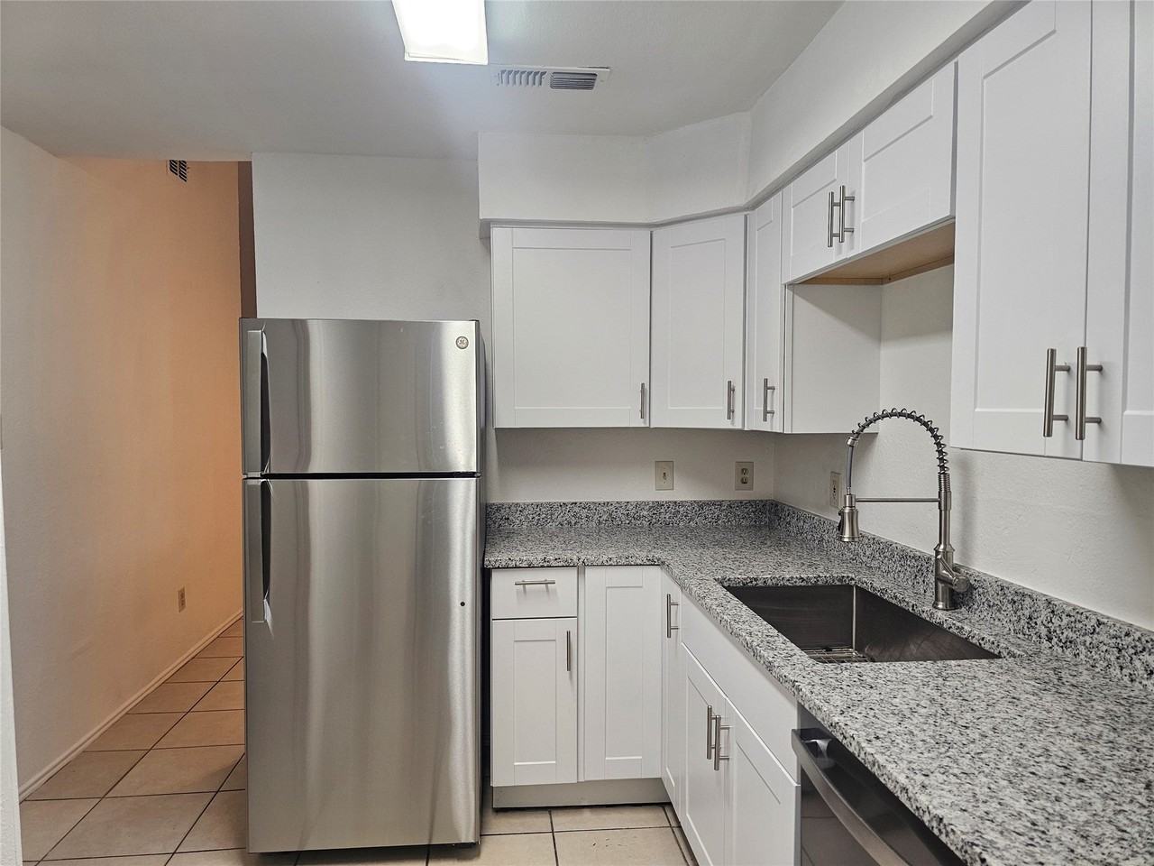200 E Denton Dr - Photo 4 of 18