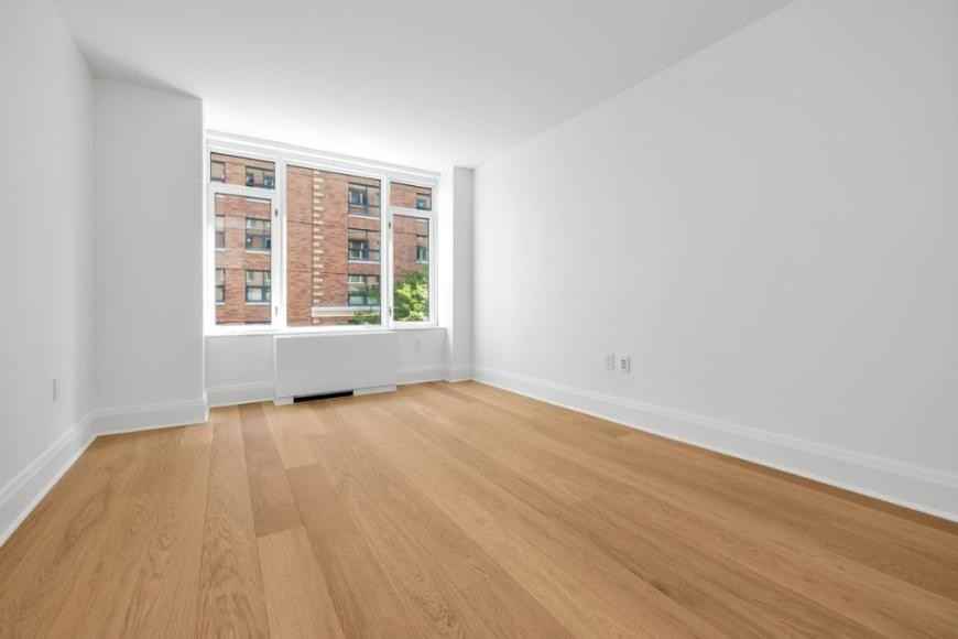 210 Warren St - Photo 5 of 10
