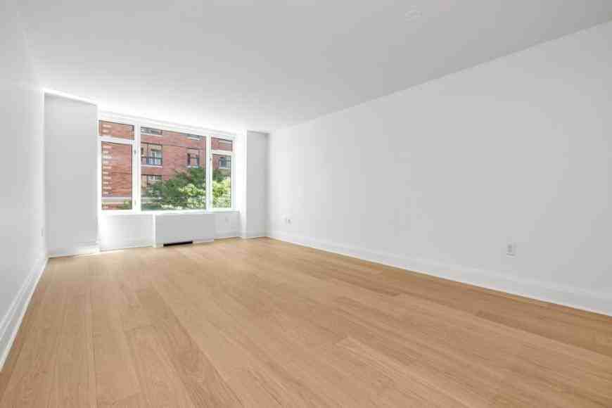 210 Warren St - Photo 6 of 10