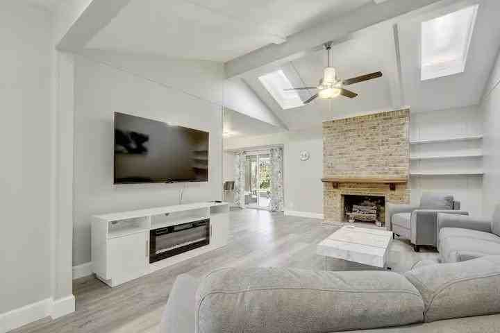 2700 Kerrybrook Ln - Photo 3 of 25