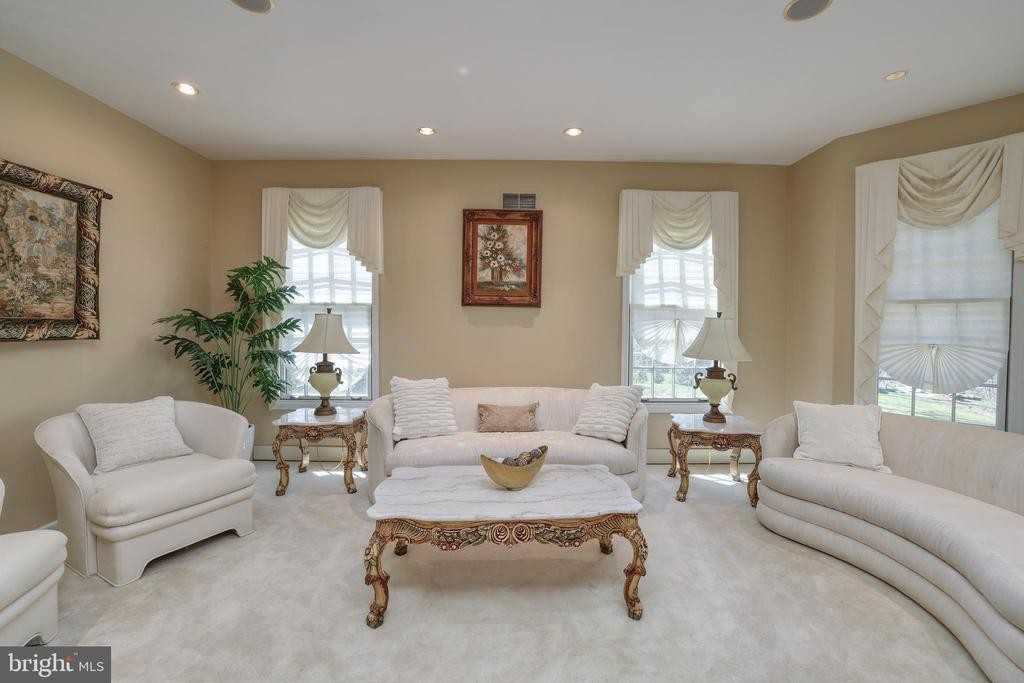 15 Scenic Dr - Photo 4 of 44
