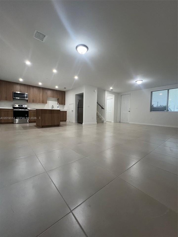 199 Nw 14th Ave #B5 - Photo 2 of 8