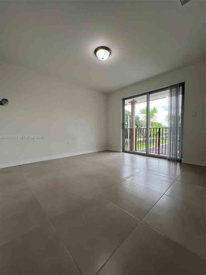199 Nw 14th Ave #B5 - Photo 3 of 8