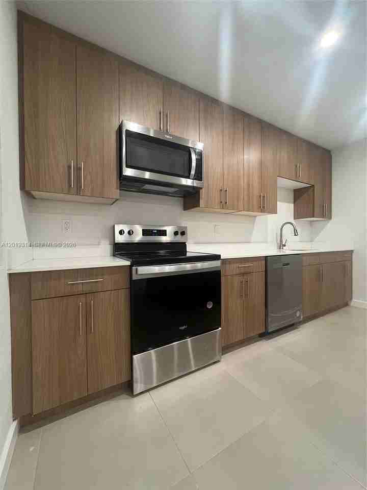 199 Nw 14th Ave #B5 - Photo 4 of 8