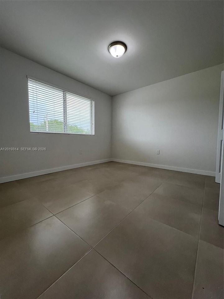199 Nw 14th Ave #B5 - Photo 5 of 8