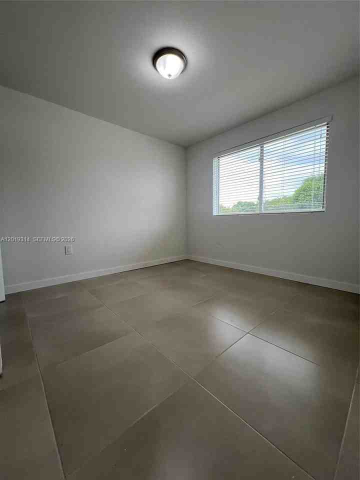 199 Nw 14th Ave #B5 - Photo 6 of 8
