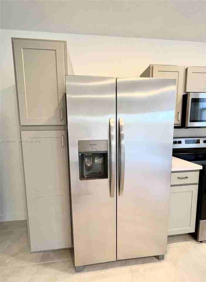 429 Ne 12th St - Photo 3 of 8