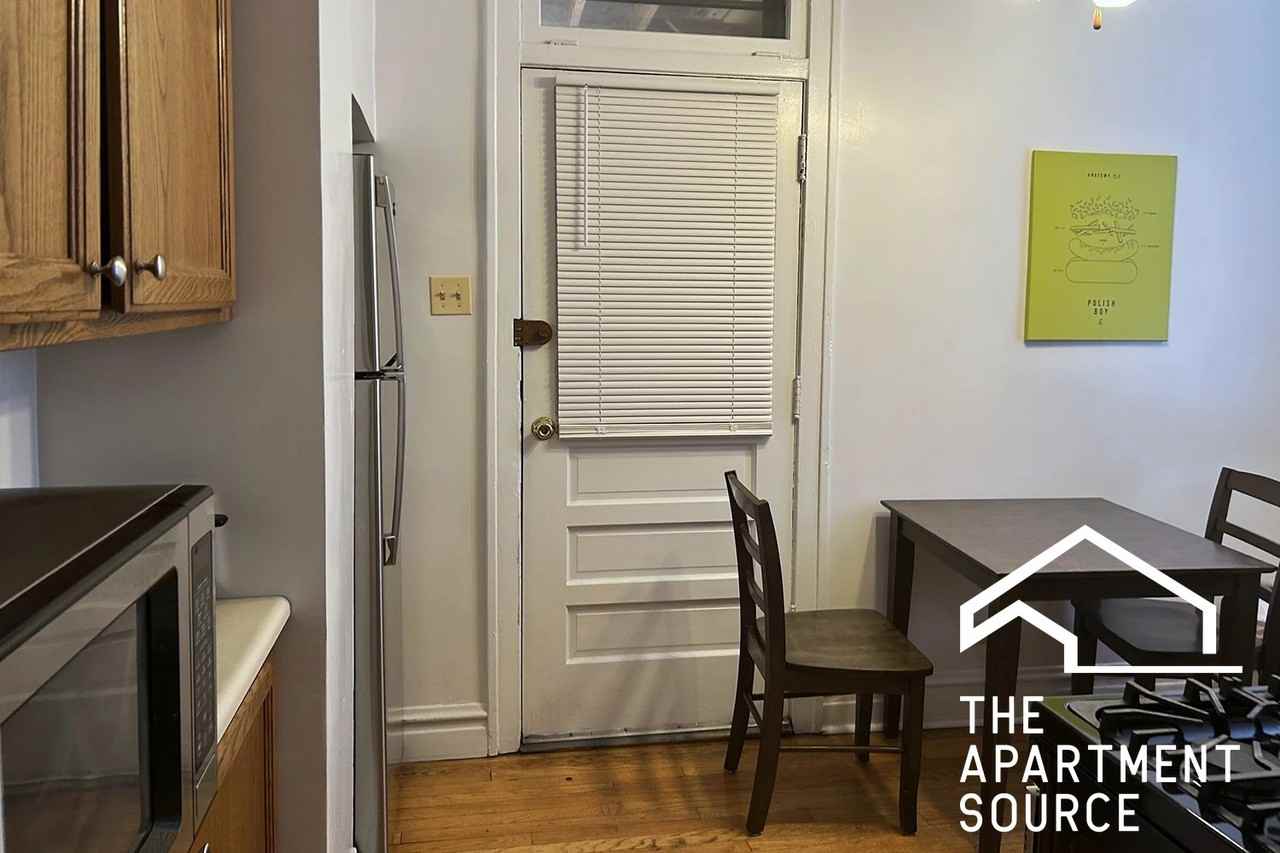 1913 W Larchmont Ave #2A - Photo 3 of 20