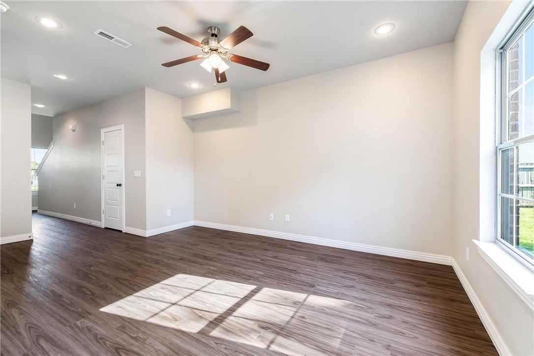 842 Baker St Nw - Photo 4 of 17