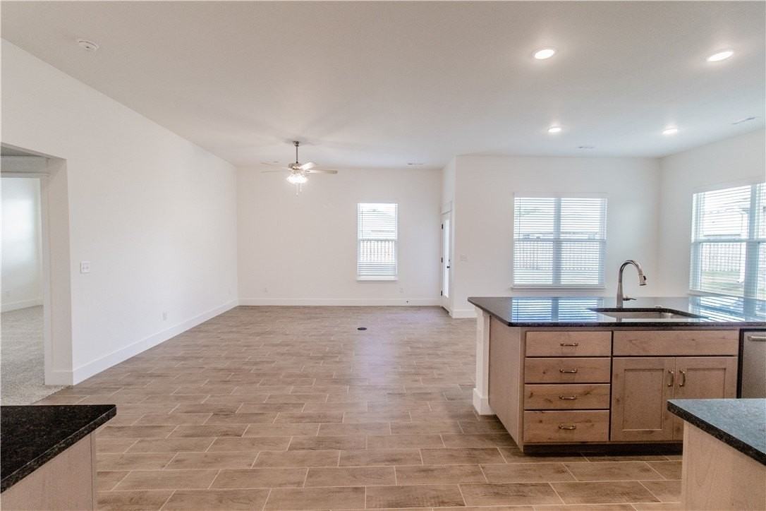 801 Lewis St - Photo 4 of 24