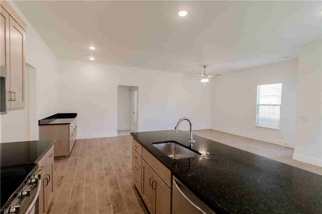 801 Lewis St - Photo 5 of 24