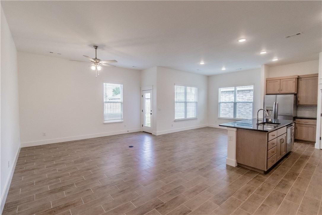 801 Lewis St - Photo 6 of 24