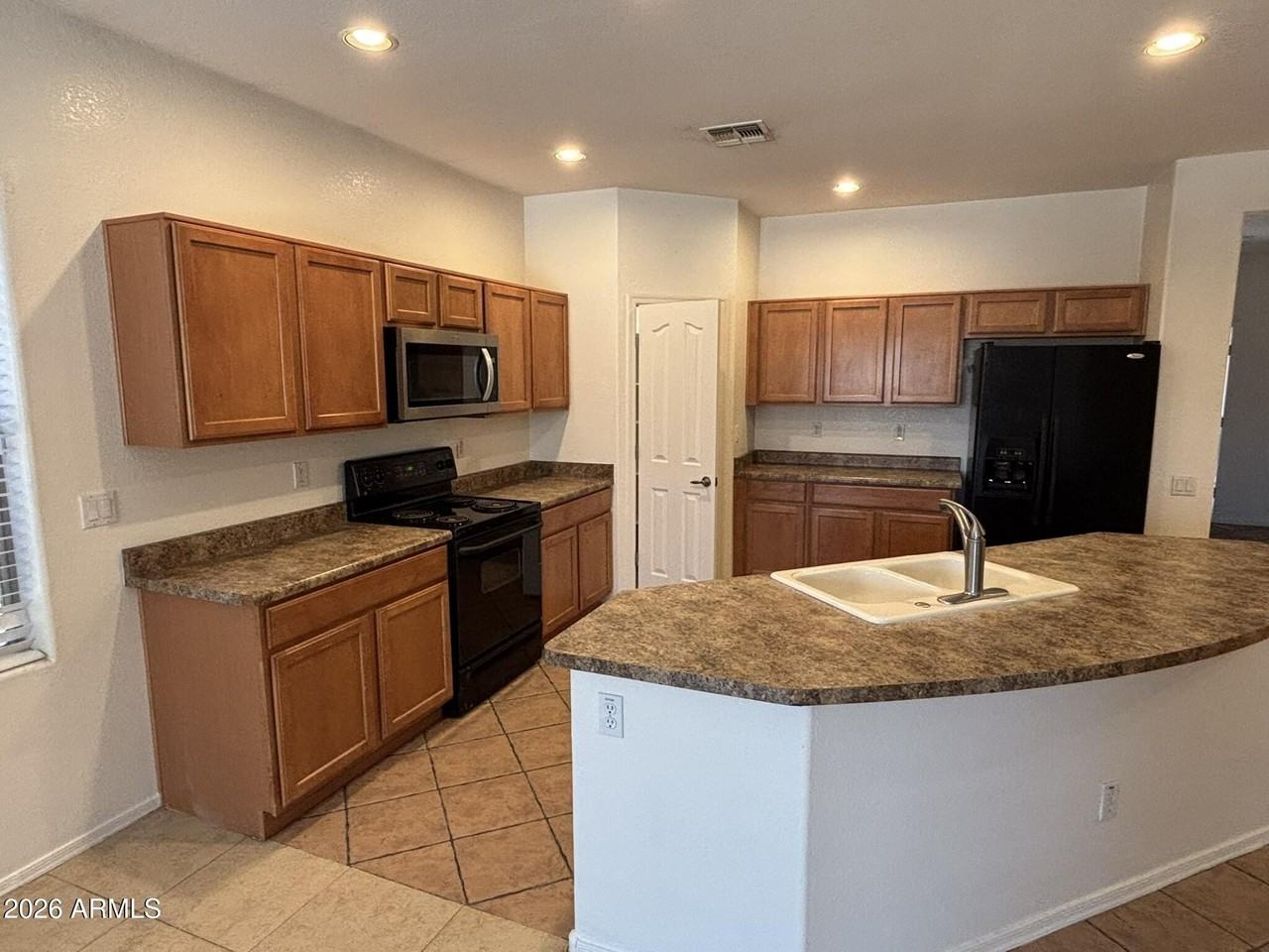 11559 W Lincoln St - Photo 4 of 17