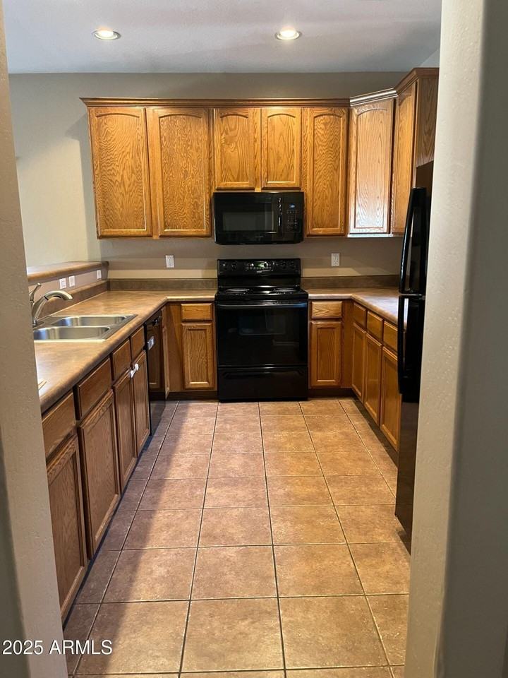 526 E Bartlett Way - Photo 4 of 12