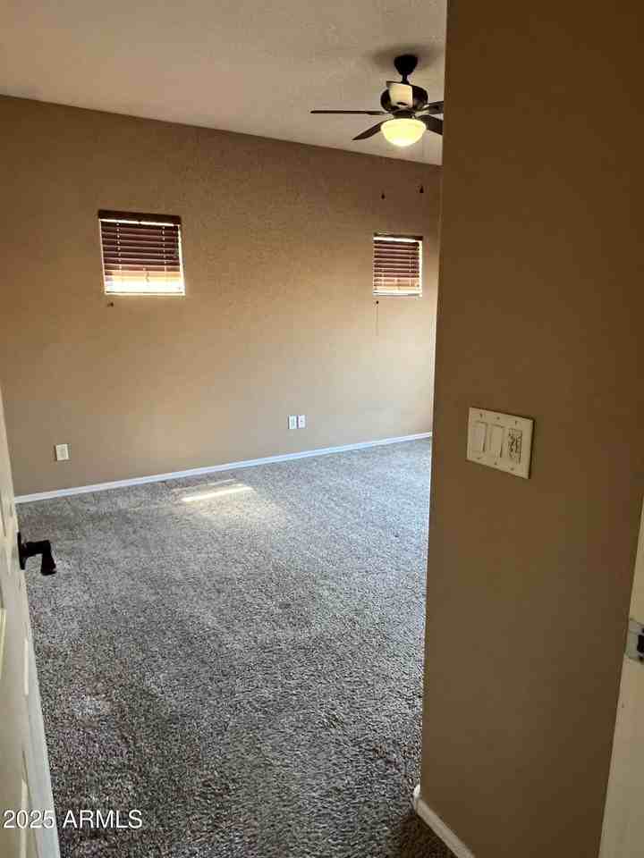 526 E Bartlett Way - Photo 5 of 12