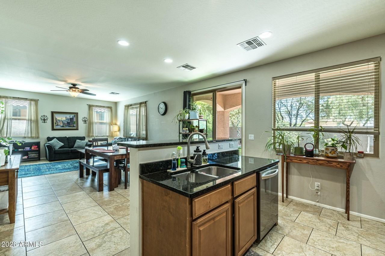 957 E Wimpole Ave - Photo 7 of 44