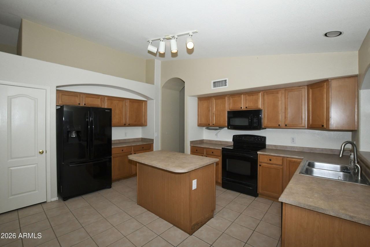 10221 W Daley Ln - Photo 3 of 17