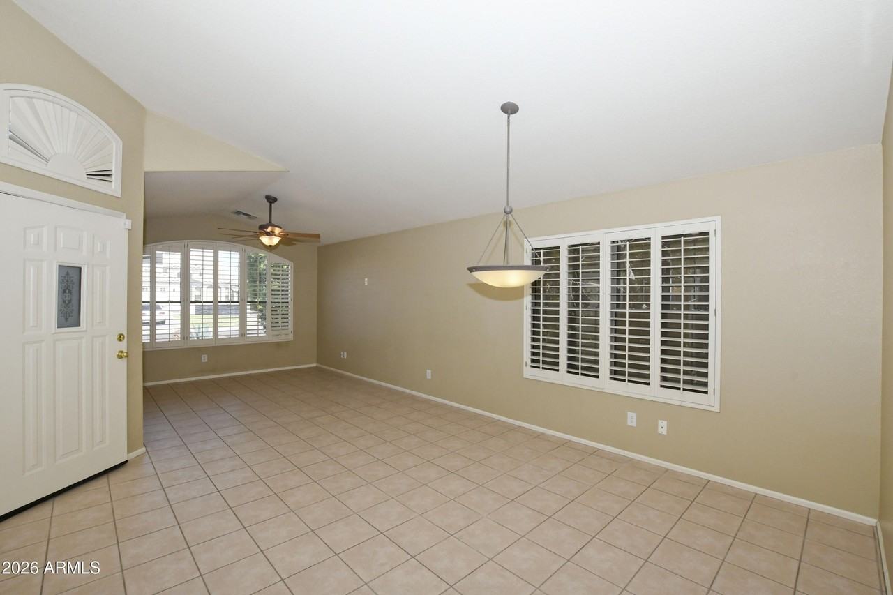 10221 W Daley Ln - Photo 4 of 17