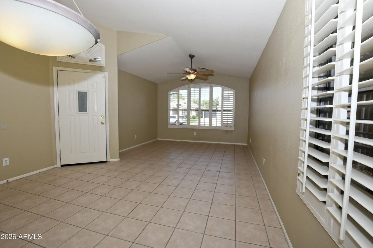 10221 W Daley Ln - Photo 5 of 17