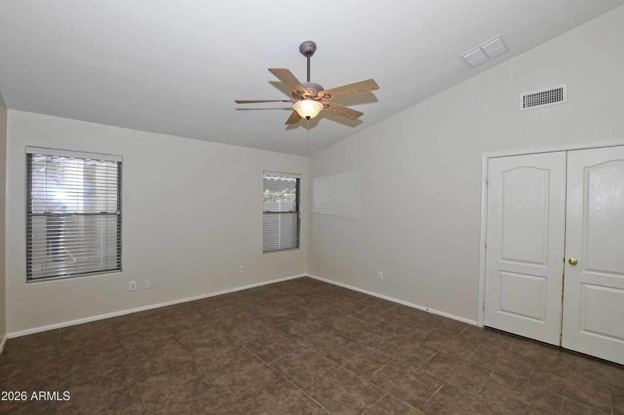 10221 W Daley Ln - Photo 6 of 17