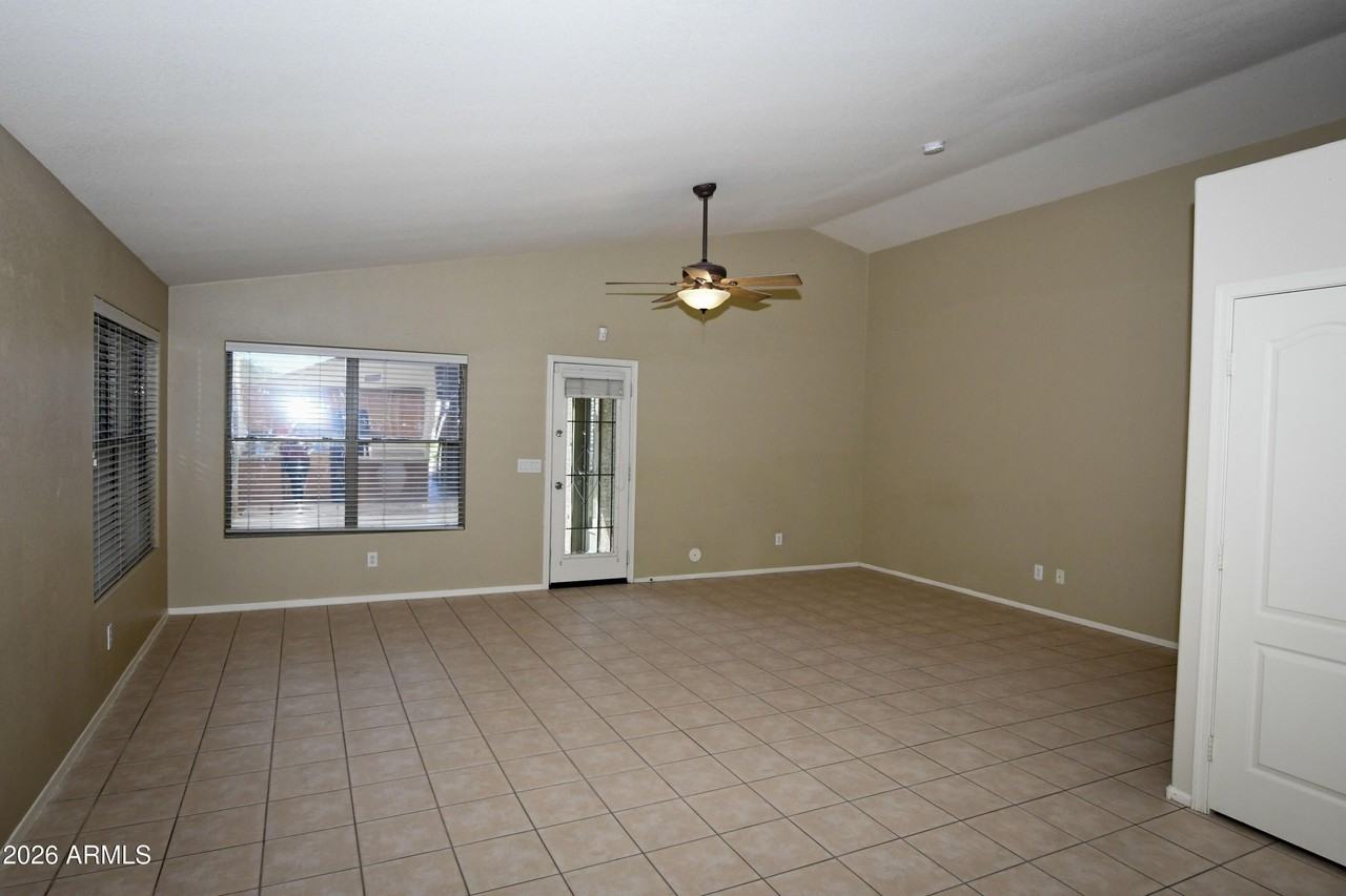 10221 W Daley Ln - Photo 7 of 17
