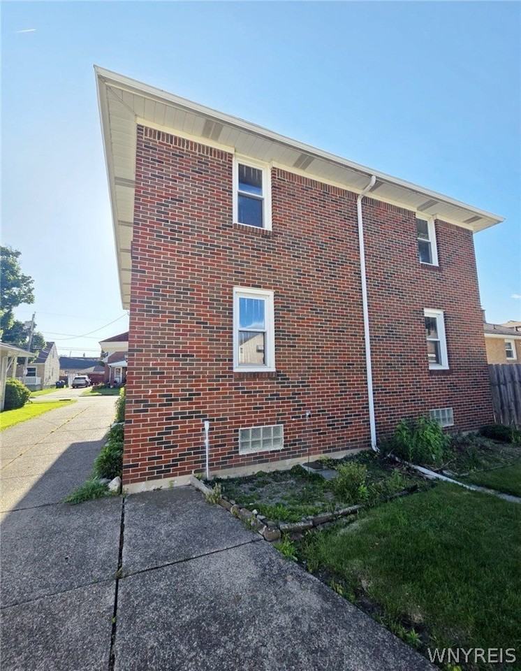 181 Willett St - Photo 4 of 21