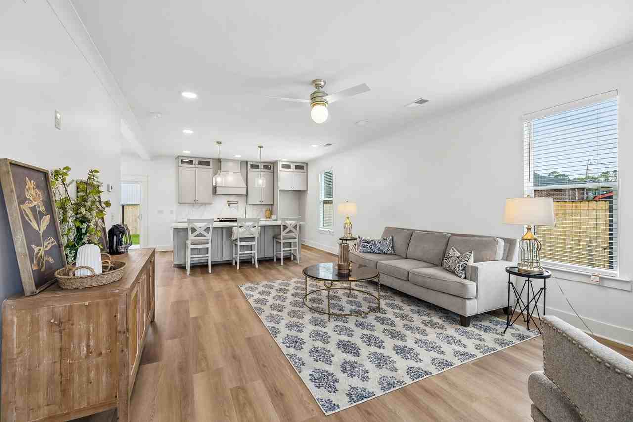 106 N Moss Ave - Photo 5 of 46
