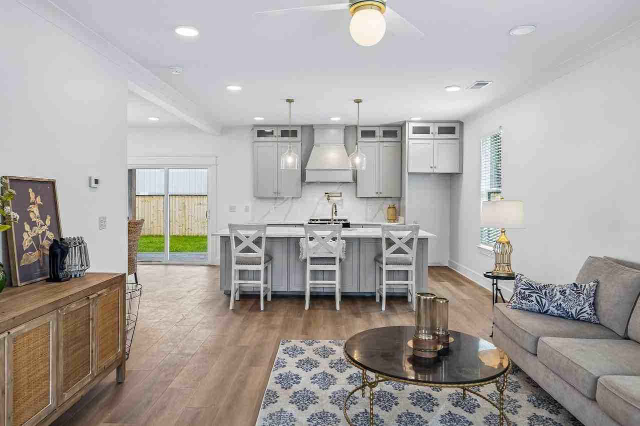106 N Moss Ave - Photo 6 of 46
