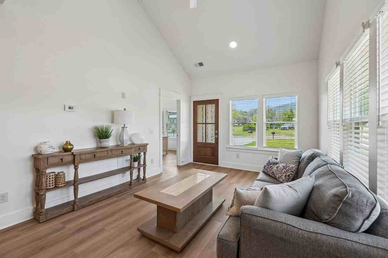 106 N Moss Ave - Photo 6 of 28