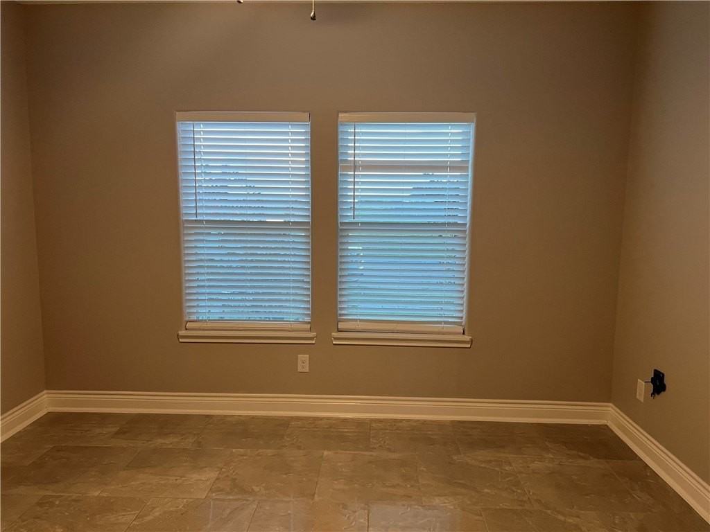 4006 Talbot Dr - Photo 4 of 31