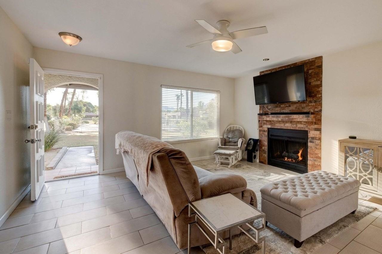 75240 Camello Ct N - Photo 2 of 32