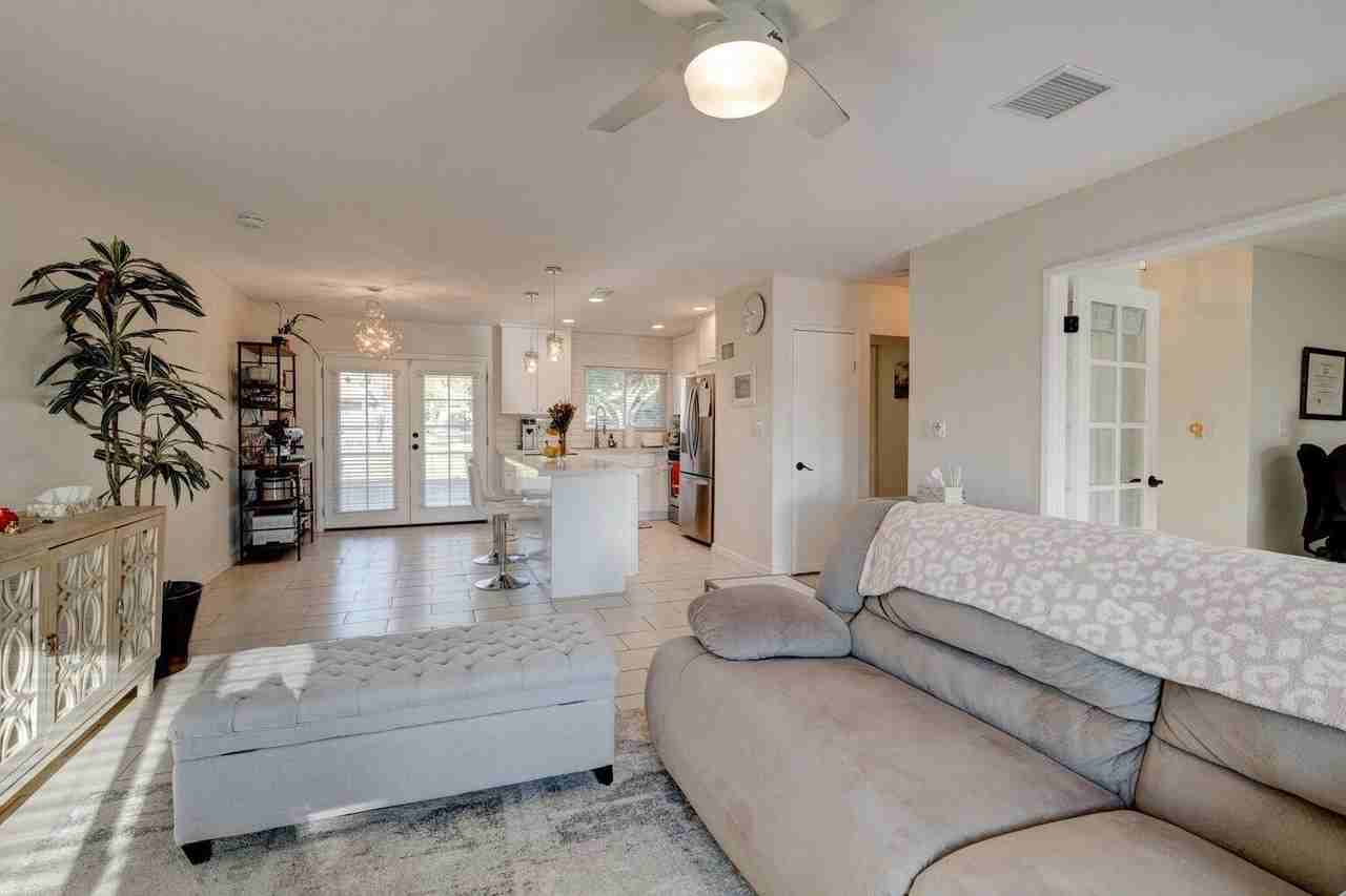 75240 Camello Ct N - Photo 3 of 32